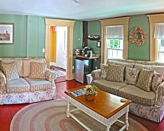Ballard House Inn - Meredith - Living room