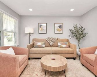 Cozy Houston Haven-Near Downtown & Nrg - יוסטון - סלון