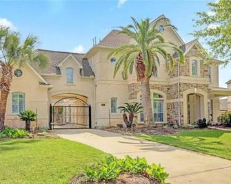 Private suite with attached bath in great neighborhood in SugarLand - Sugar Land
