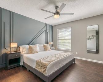 Premium Townhome #2 w/ 2 King Beds & Luxury Baths - Peachtree Corners - Bedroom