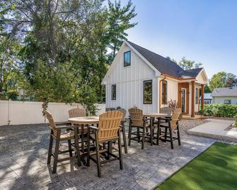 Custom Falcon Putting Green And Luxury Combined To Create Your Dream Stay Here In The Heart Of Bowling Green - Bowling Green - Patio