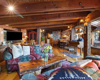 Mt. Jola by Avantstay A 5-minute Walk Away to Palisades and Lifts - Olympic Valley - Lounge