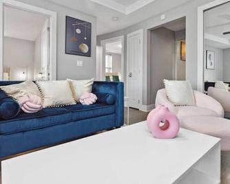 Your Cozy 2-Bedroom Midtown - Detroit - Living room