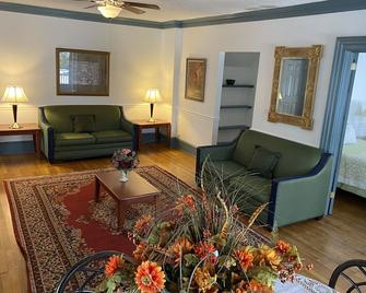 Boardwalk Terrace Apartments - Ocean City - Living room