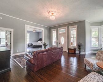 Grand Victorian Home, Walk to Historic Town Square - Waverly