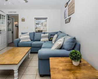 Condo with a VIEW of Winnisquam from your bed~ bring your boat/jet ski - Tilton - Huiskamer