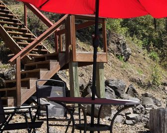 Turner Bay Chalet a Charming Rustic Cabin on the Lake! - Harrison - Patio