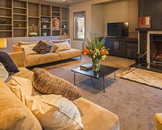 Wharenui - Gorgeous sprawling character home with tennis court and spa pool - Lake Hayes - Living room