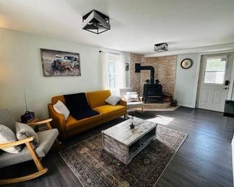 Winter Wonderland Waterfront Cottage w/ Hot Tub & Unforgettable Lake Views - Bancroft - Living room