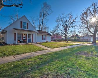 Cozy Cedar Rapids Pad - 2 Blocks to Mercy Care! - Cedar Rapids - Building