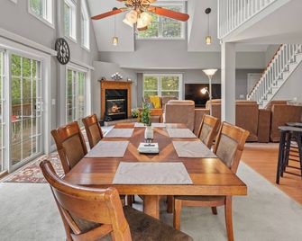 Chalet on Chalet by AvantStay | Bright Cabin w/ Deck & Fire Pit, Near Lake - Lake Harmony - Salle à manger