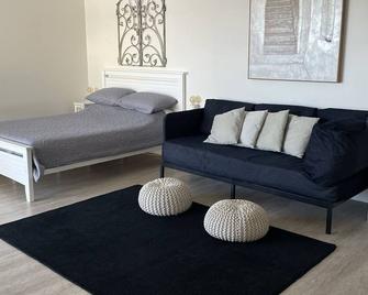 Fully Self Contained 1 Bedroom Accommodation. - Dongara