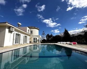 Villa Palmer - Luxury Four bed Villa With Pool - Lápithos - Pool