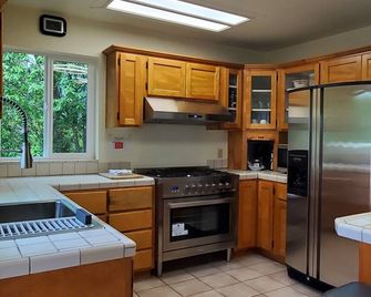 Peaceful 1-bedroom house perfect for a relaxing Lost Coast getaway. - Whitethorn - Kitchen