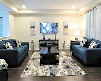 Awesome Niagara Falls Getaway!!! - Welland - Living room