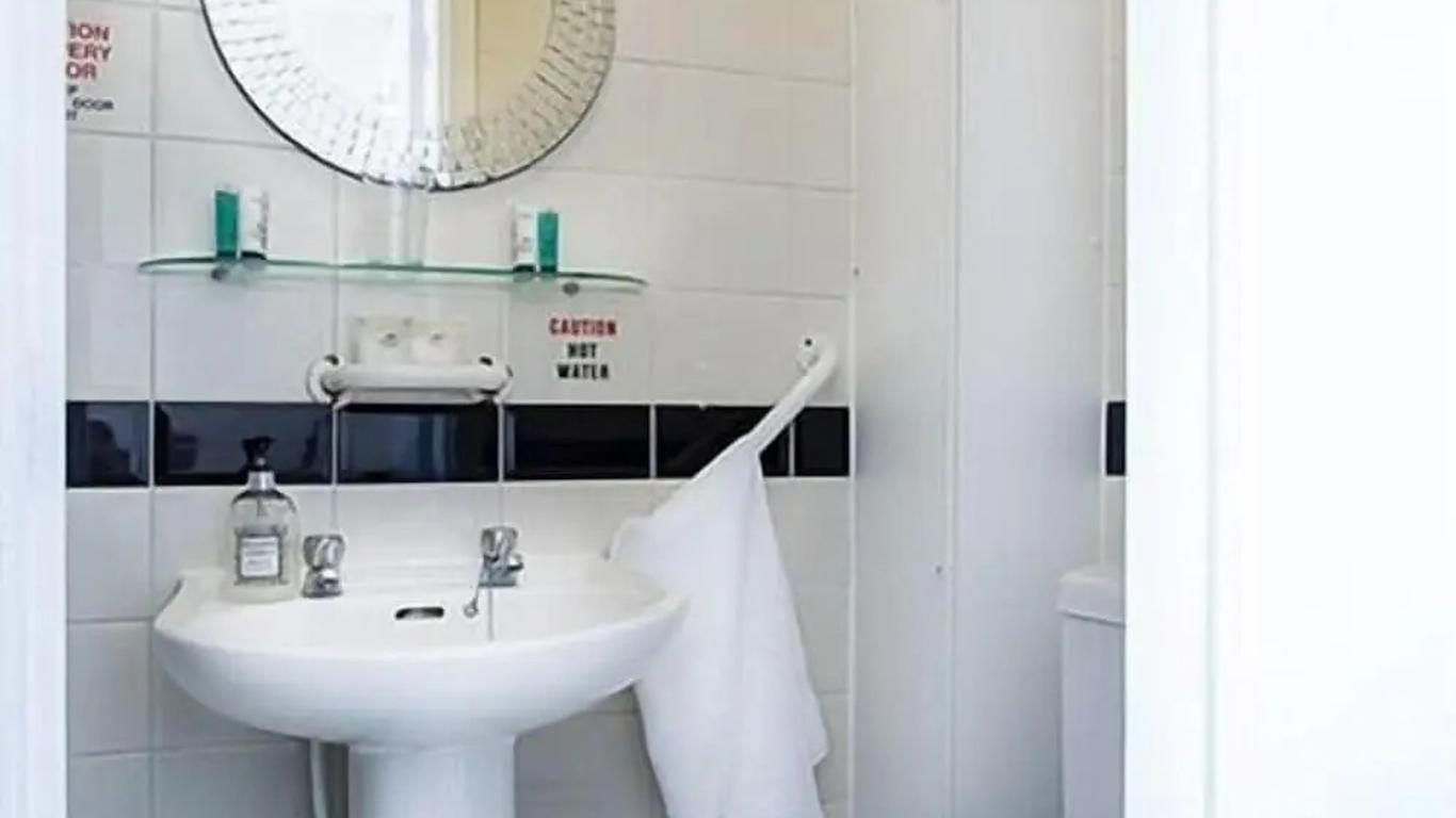 Albert and Victoria Hotel