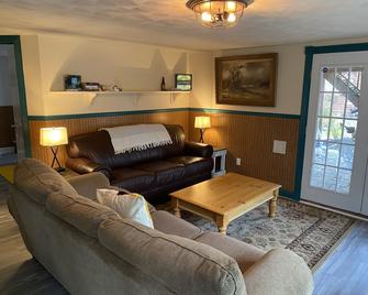 The C&O Adventure Retreat on Taylor's Landing - Sharpsburg - Living room