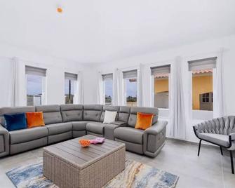 Boggey's Villas - Xander Bogaerts 6BR 7BA w/ Pool - Sint Nicolaas - Living room