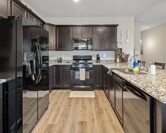 2 Bedroom Home in Lake Charles - Lake Charles - Kitchen