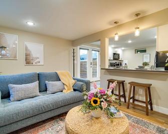 Alluring Anchorage Apt - Walk to Coastal Trl! - Anchorage - Sala de estar