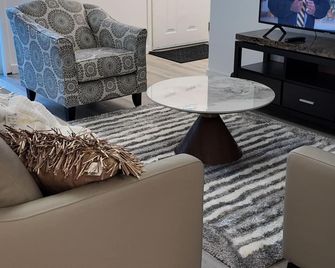 2Bedroom, 2bed, day light Suite, in a secured environment - Prince George - Living room