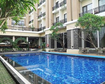 Riss Hotel Malioboro - Jogjacarta - Piscina