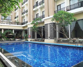 Riss Hotel Malioboro - יוגיאקרטה - בריכה