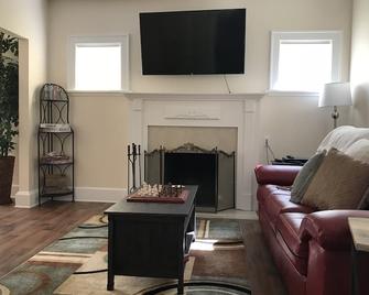 Beautiful! Near Microsoft Mt Pleasant Sleeps 8 - Kenosha - Living room