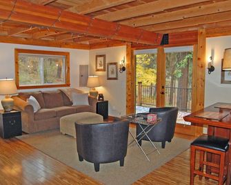 Peaceful, Private Cabin overlooking the Clearwater River. Dbl occ rates - Orofino - Living room