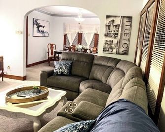 Ritchie’s Historic City Stadium House - Green Bay - Living room