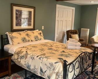 Furnished large room in walking distance to UConn Storrs. Room \n - Storrs - Bedroom