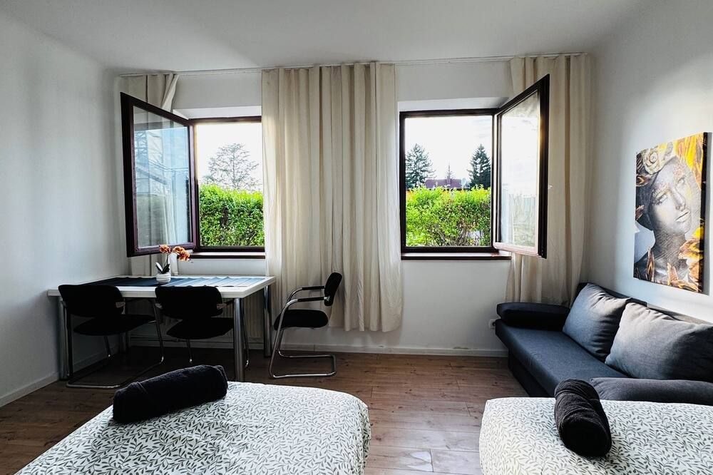 Cozy Central 11BR shared Stay with Garden Access & Terrace - וינה - סלון