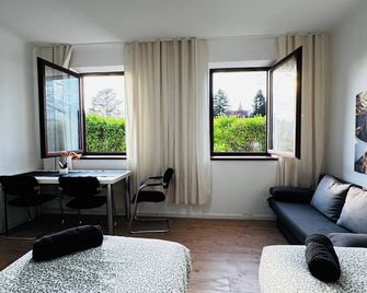 Cozy Central 11BR shared Stay with Garden Access & Terrace - וינה - סלון