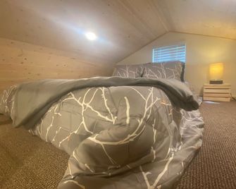The Denali cabin, beautiful wood interior and vaulted ceilings. - Seward - Bedroom
