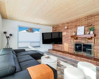 Modern Home near Southside w/ Blue Mountain Views - College Place - Living room