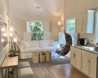 Luxury Guesthouse in private wooded setting in Grand Beach New Buffalo - New Buffalo