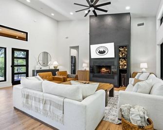 Welcome to The Yellowpine Retreat – Your Luxury Lakefront Retreat Lake Texoma\n\n - Pottsboro - Sala de estar