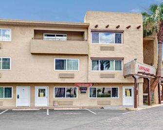 Super 8 by Wyndham Las Vegas North Strip/Fremont St. Area - Las Vegas - Building