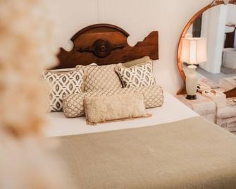 Southern cabin, bunkhouse, pet friendly close to town yet completely secluded! - Griffin - Bedroom