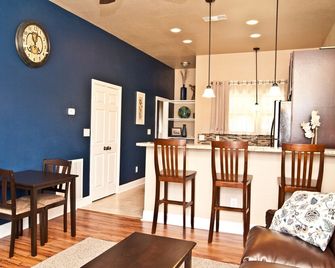'The Indigo' A little bit country, close to town. New, clean and fresh looking - Kyle - Kuchyň