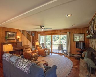 1 Bedroom Cabin Overlooking New River-- Sleeps 4, Dogs Ok, Fire Pit & More - West Jefferson - Soggiorno