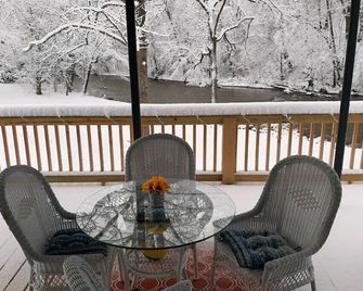 Private Waterfront property with Mountains surrounding the Loft on the Doe River - Elizabethton - Balcony