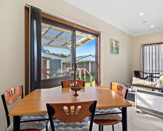 Quota Cabin - North Narooma - Dining room