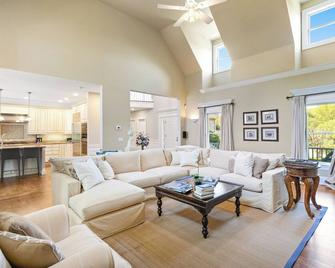 Spacious, Heated Pool, 2 Master Bedrooms close to Beaches, Shopping & Dining - Quogue
