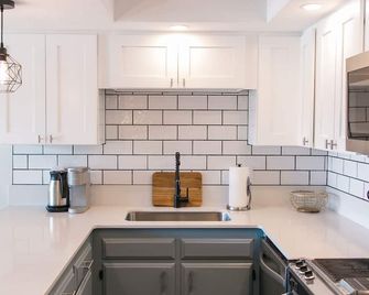 Bikes and Kayaks in Downtown Sandpoint Waterfront condo - Sandpoint - Kitchen