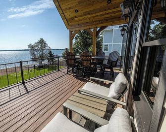 Luxury lake house 6,500 sq ft. Office, gym, theatre & outdoor BBQ kitchen - Shell Lake - Balcony