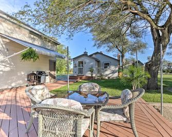 Waterfront Syracuse Home Deck, Fire Pit and Kayaks - Syracuse - Patio