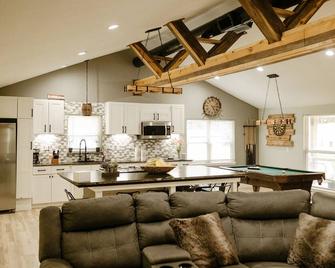 Excellent location cabin for all the family and, those who likes drive ATV. I - Mena