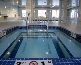 Holiday Inn Express Golden-Kicking Horse By IHG - Golden - Piscina