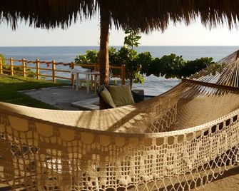 Small Hideaway On A Romantic Small Private Beach With Exquisite Views. - El Sunzal - Patio